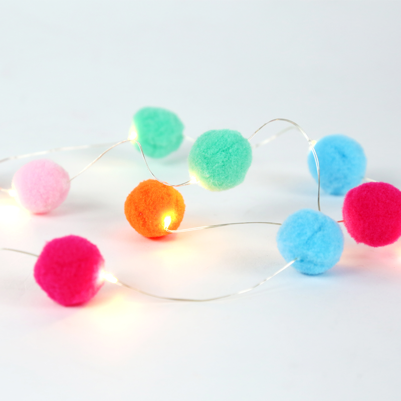 "WOVEN POM POM" 10 LED ΛΑΜΠ. ΣΕΙΡΑ ΜΠΑΤ(2xAA),WW, ΑΣΗΜΙ ΚΑΛ.ΧΑΛΚ.,IP20, 90+30cm, ΔΙΑΦ ΚΑΛ ΤΡΟΦ ACA F07101141